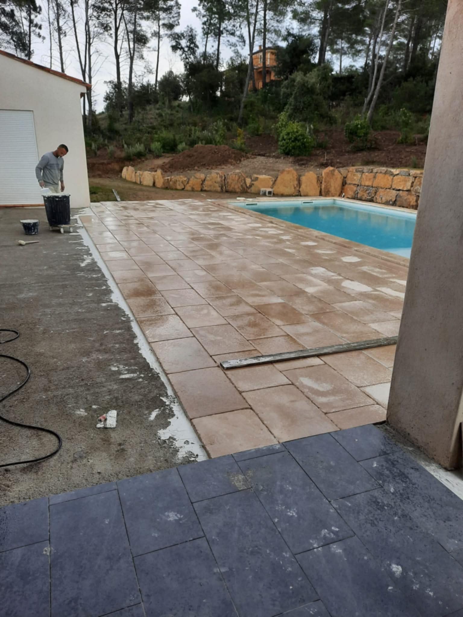 Pose de carrelage autour d'une piscine