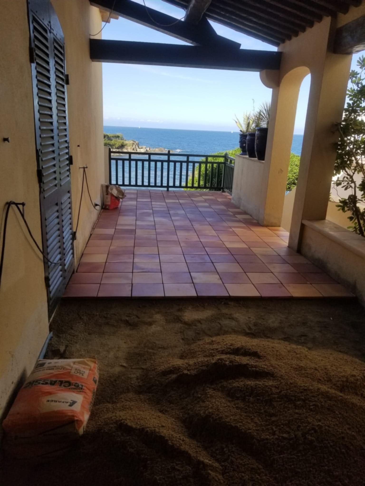 Pose de carrelage sur une terrasse