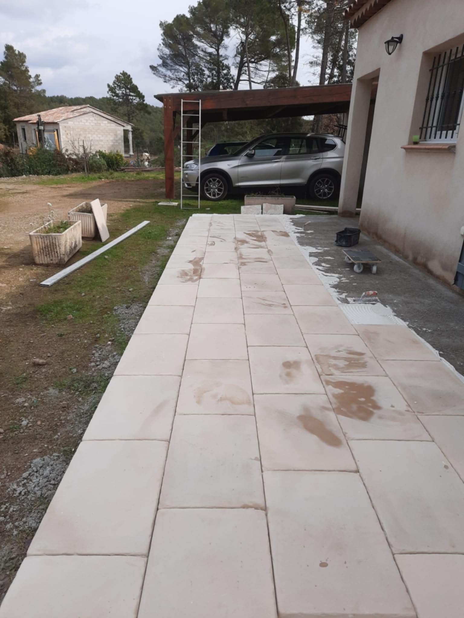 Pose de carrelage sur une terrasse