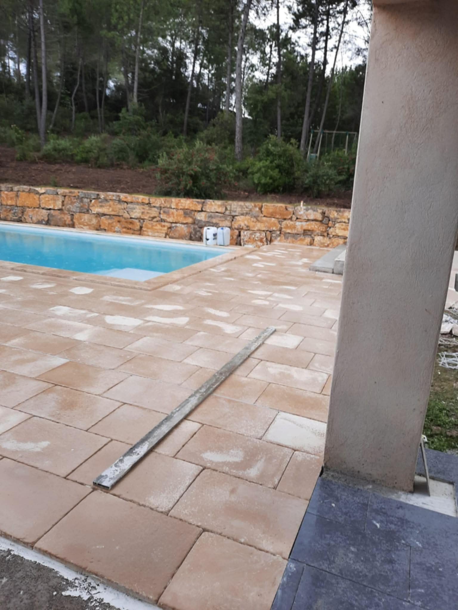 Pose de carrelage autour d'une piscine