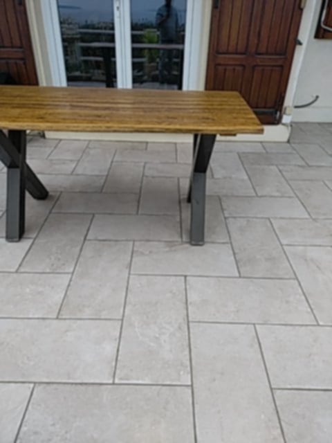 Pose de carrelage sur une terrasse