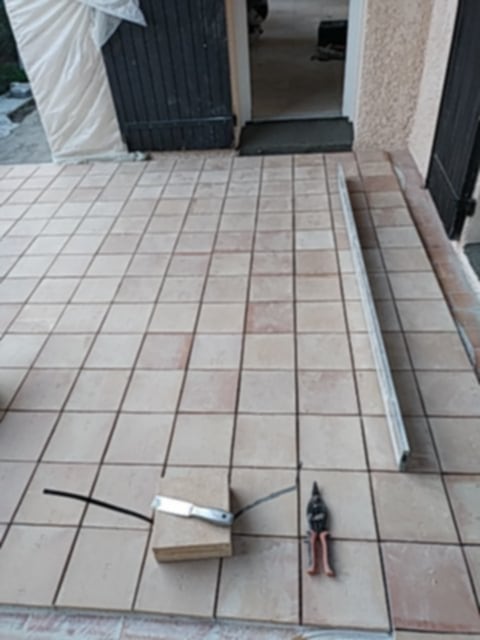 Pose de carrelage sur une terrasse