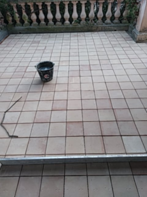 Pose de carrelage sur une terrasse