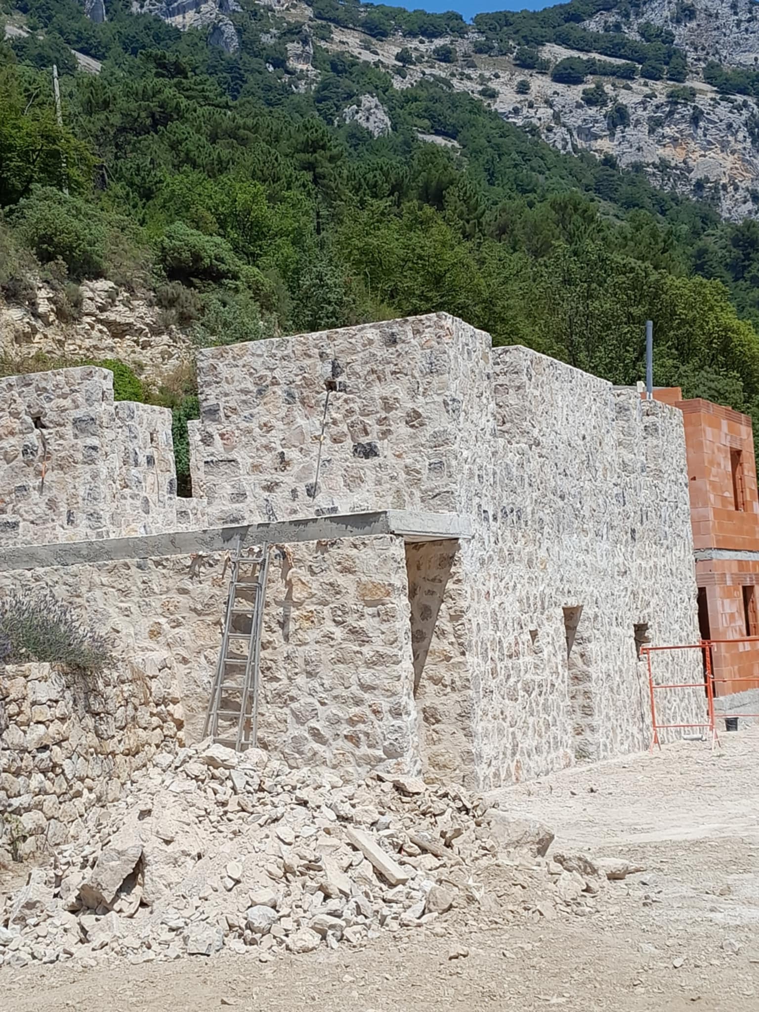 Construction d'une maison en pierre