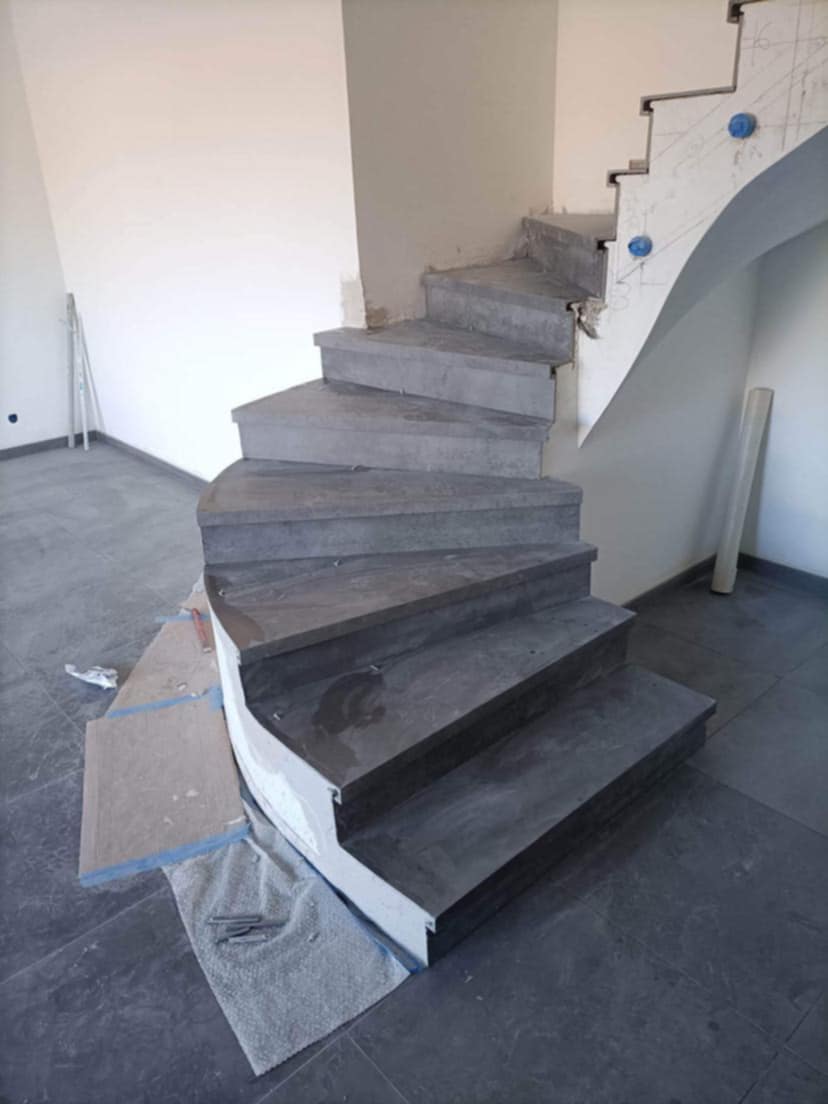 Pose de carrelage sur un escalier intérieur