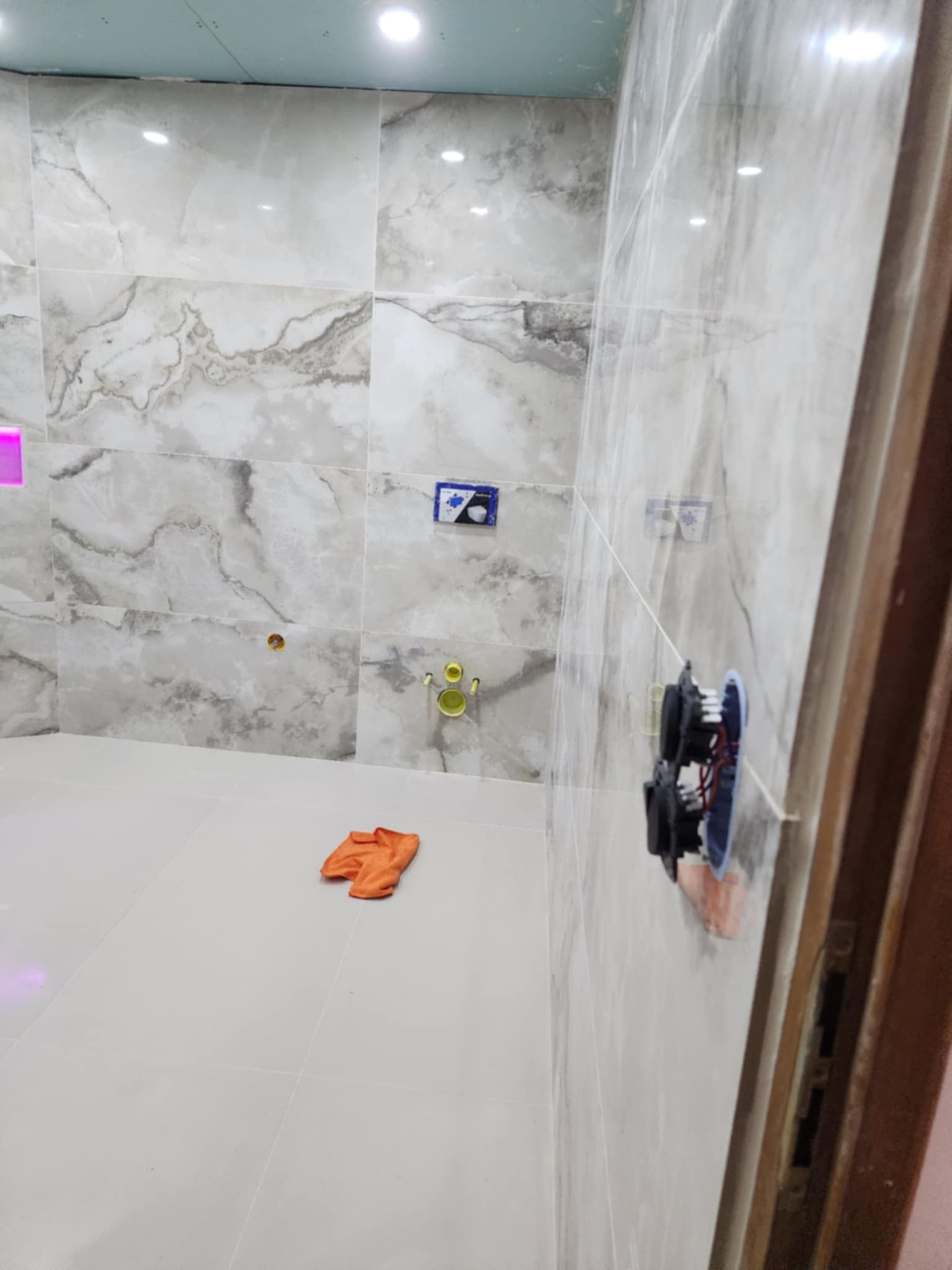 Pose de carrelage sur les murs d'une salle de bain