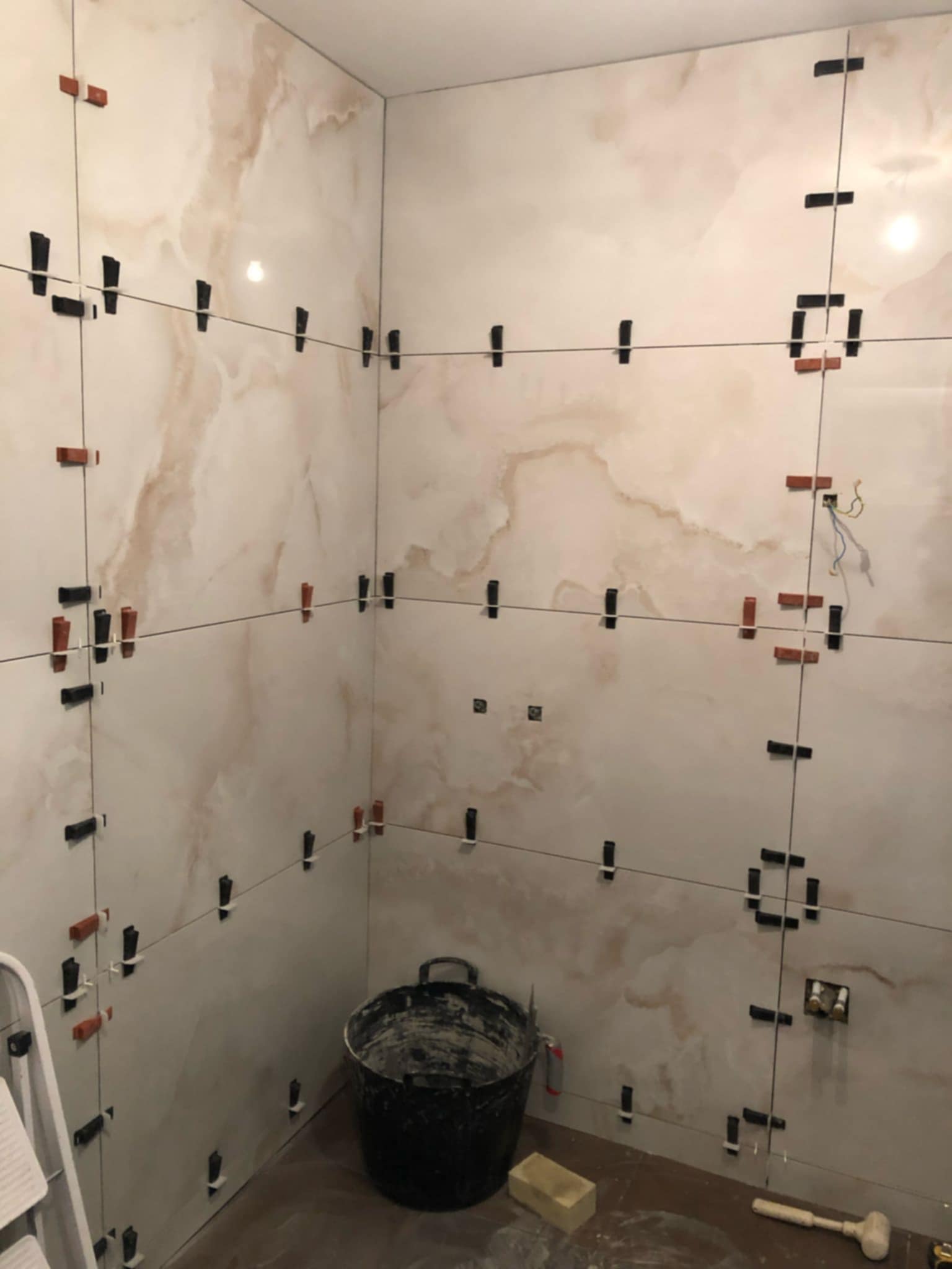 Pose de carrelage mural d'une salle de bain