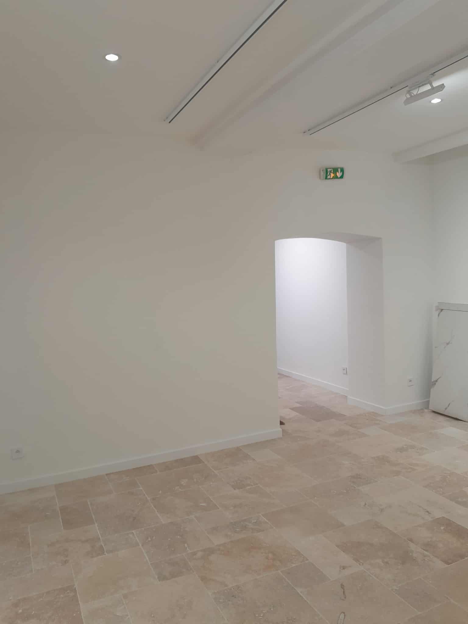 Pose de carrelage au sol,
peinture des murs et plafond,
pose de luminaires