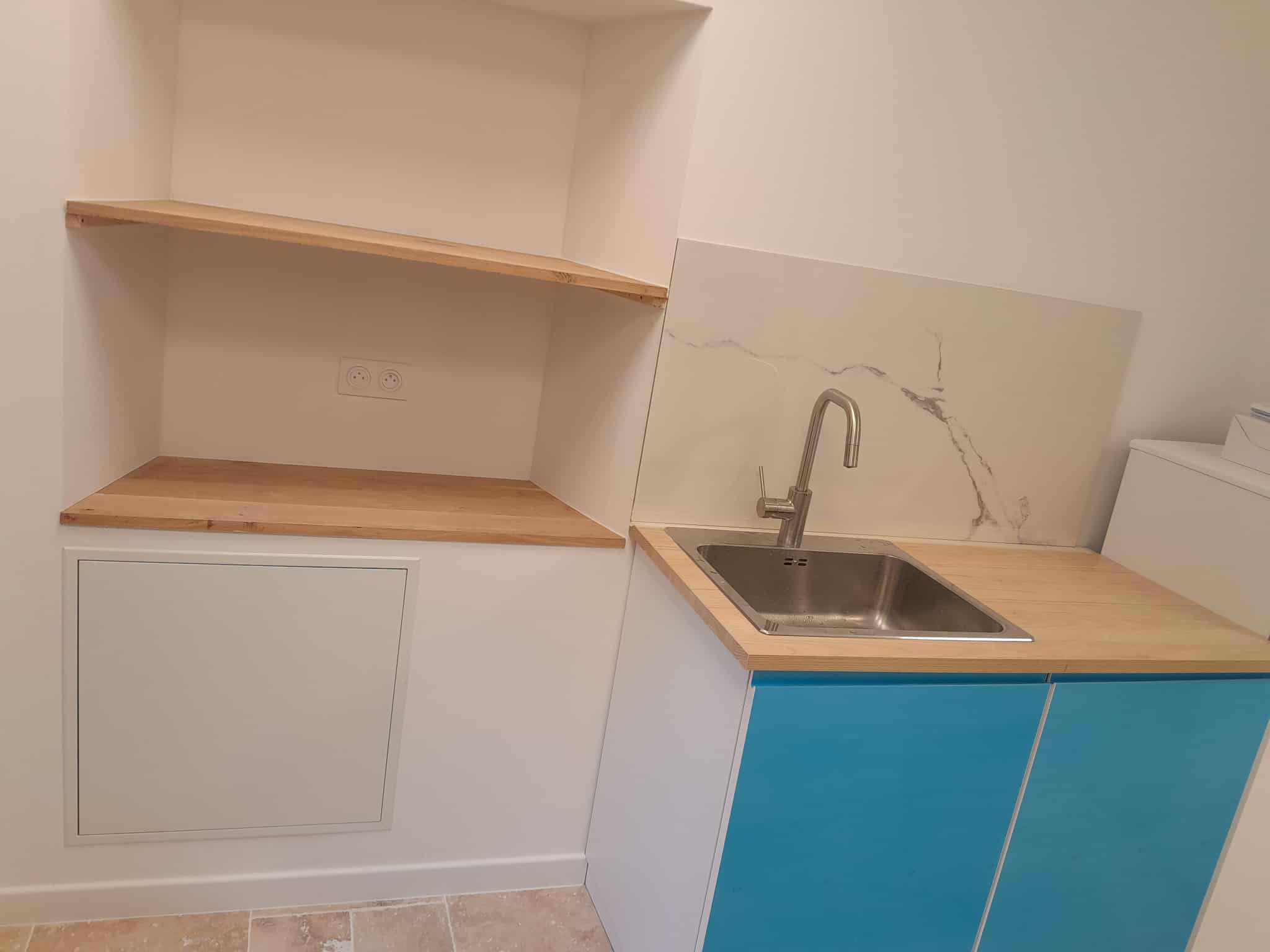 Aménagement d'un coin cuisine avec niche et étagères