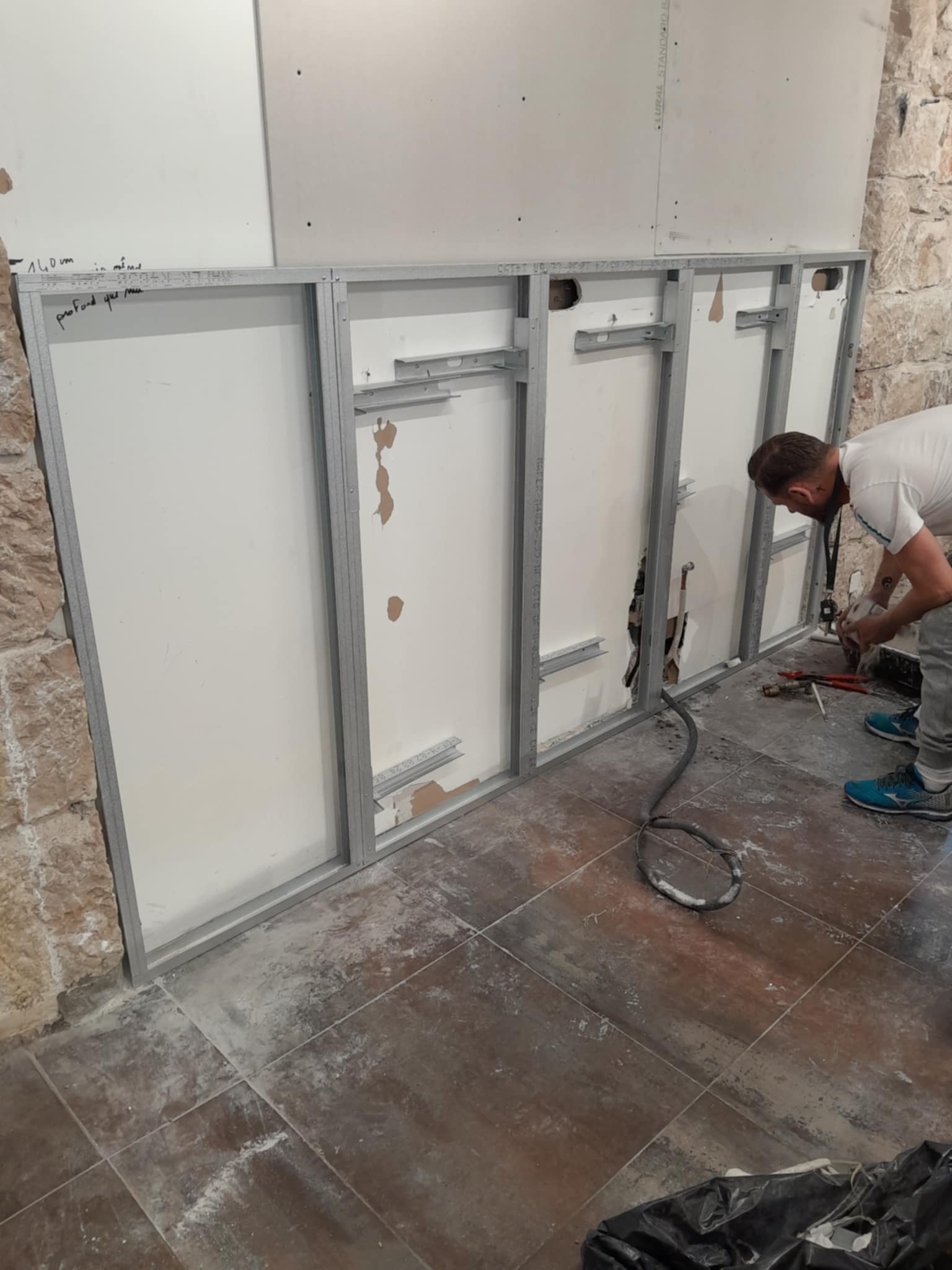 Construction d'une banquette carrelée en travertin