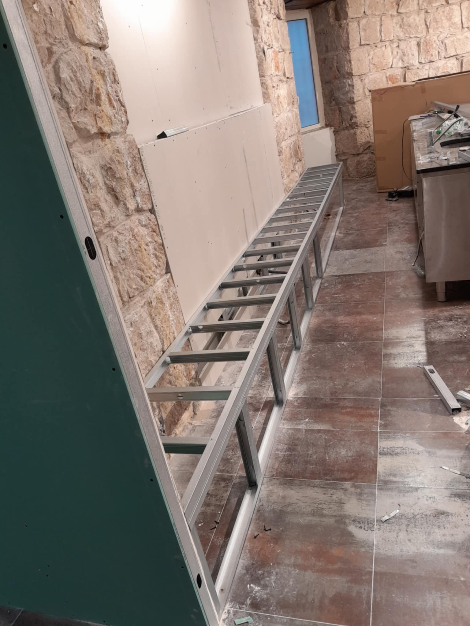 Construction d'une banquette carrelée en travertin