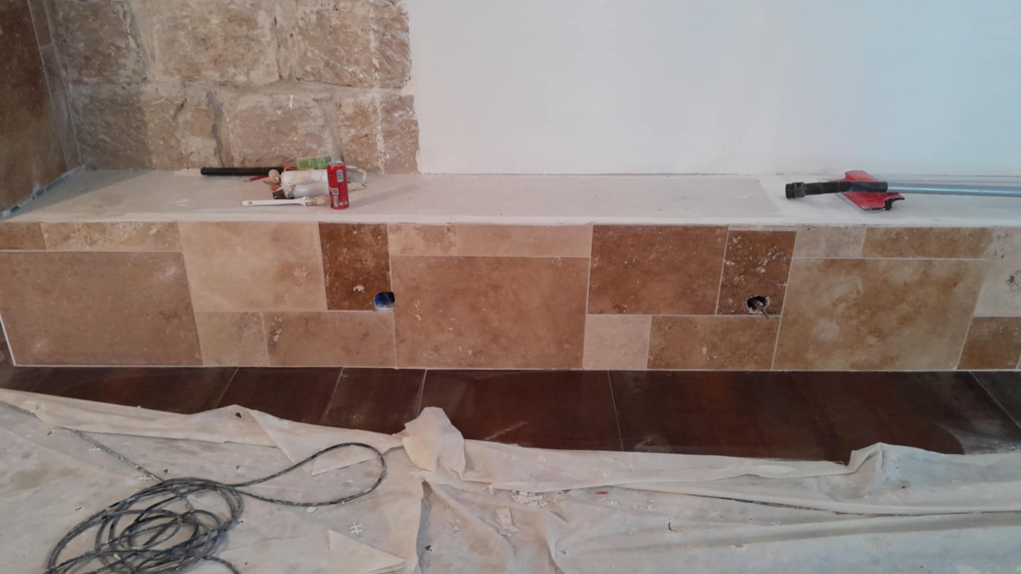 Construction d'une banquette carrelée en travertin