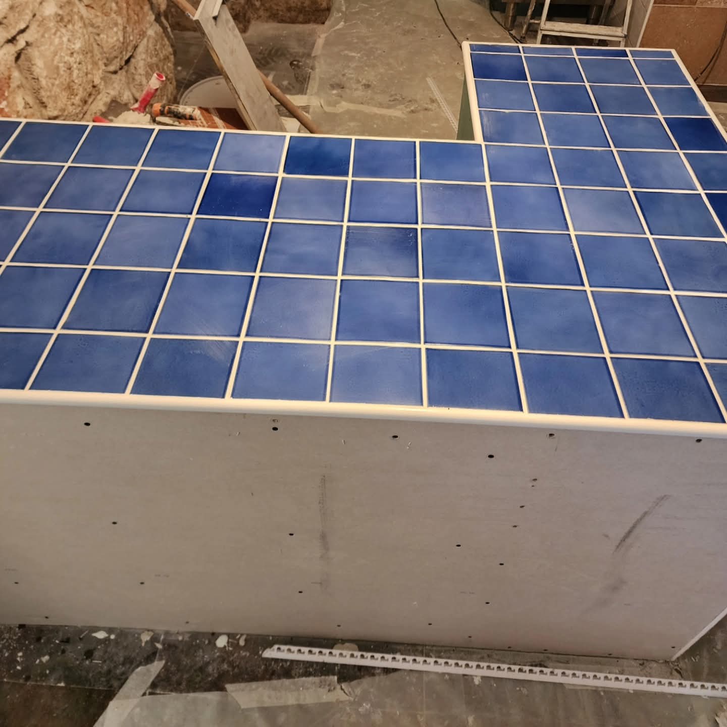 Création d'un comptoir carrelé avec niches