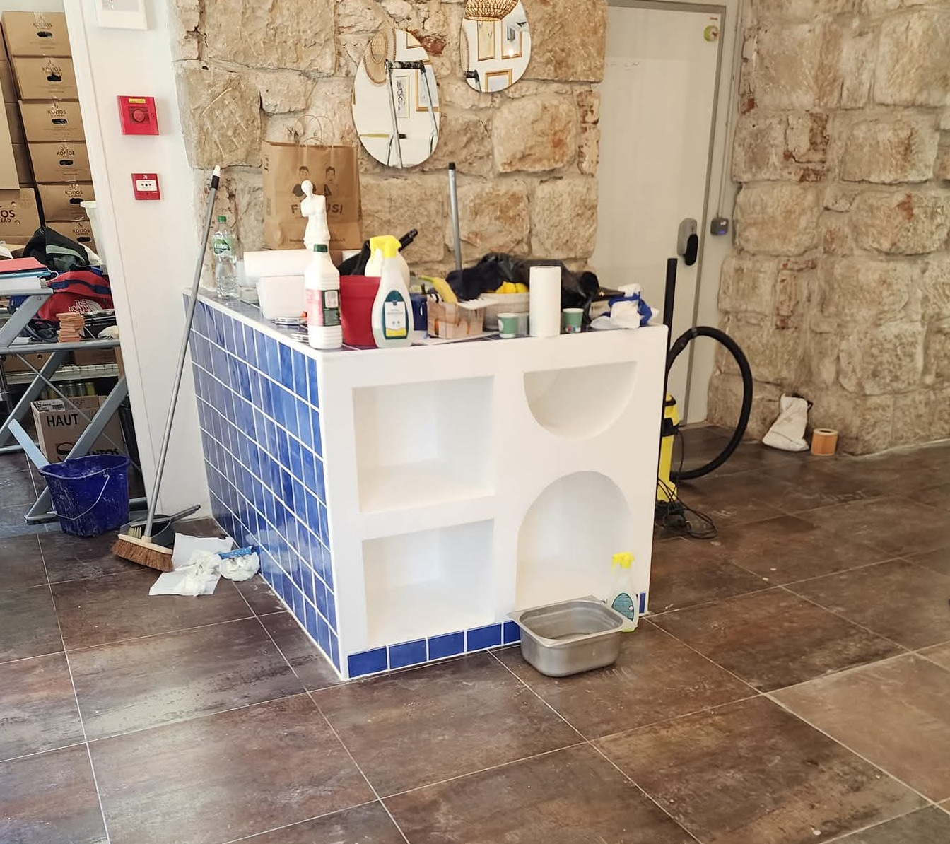 Création d'un comptoir carrelé avec niches