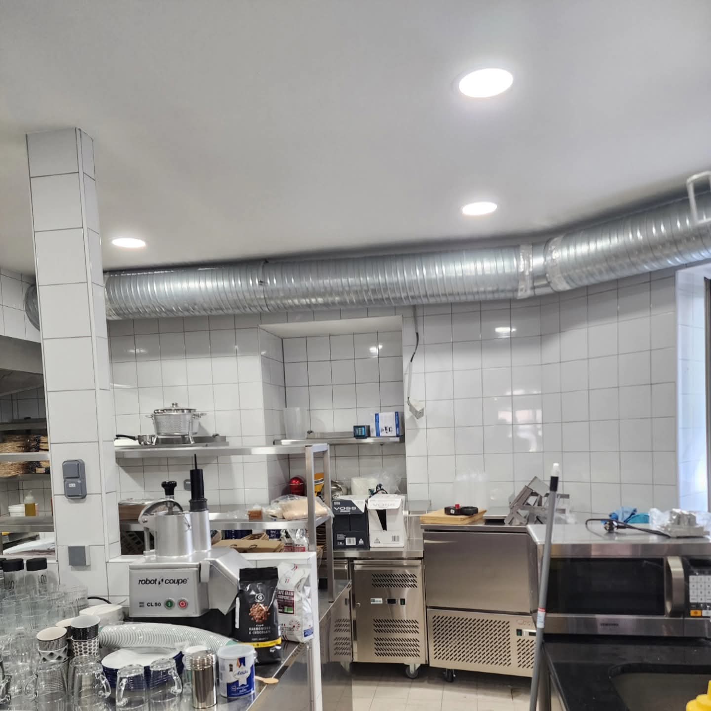 Pose de carrelage mural dans la cuisine d'un restaurant